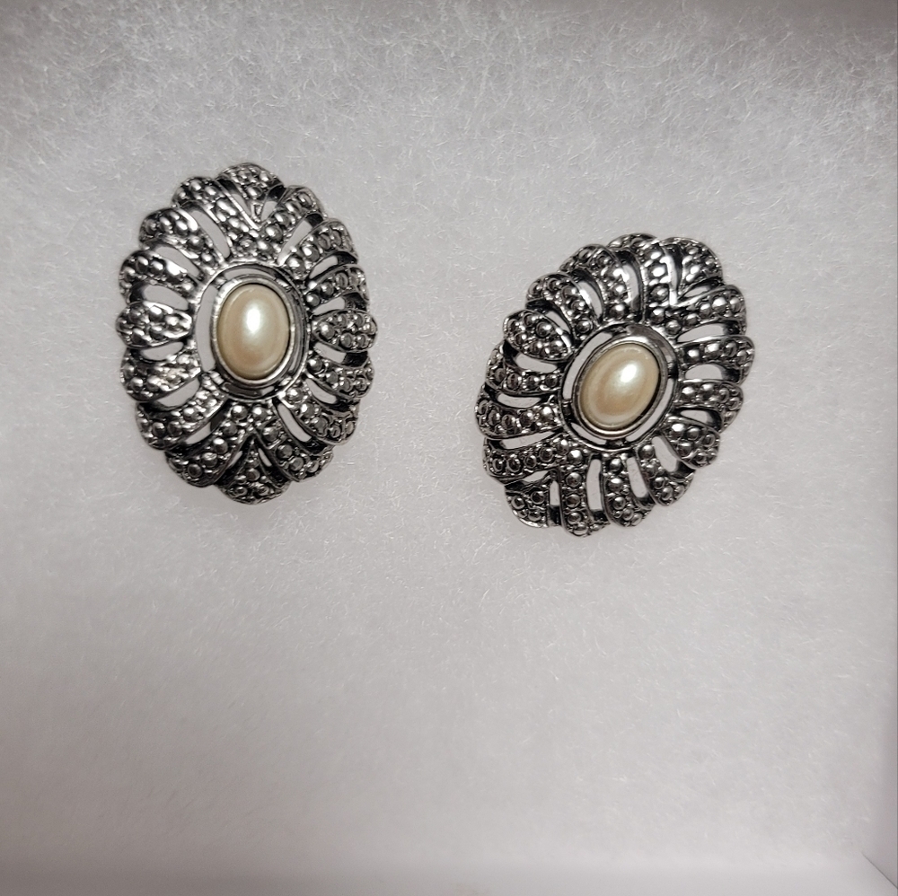 Cute Classic Earrings - Picture 7 of 9